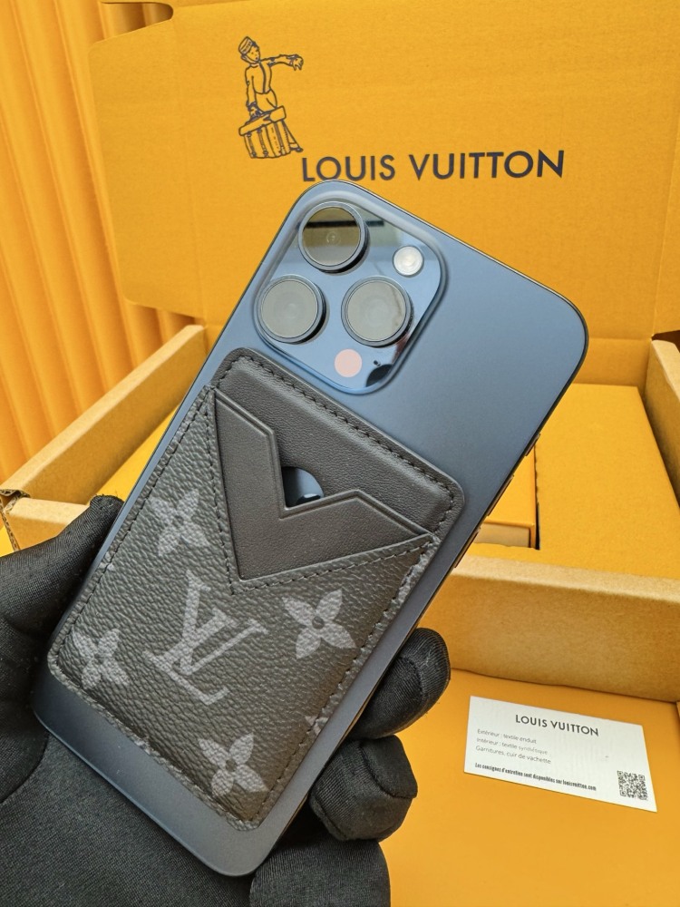Louis Vuitton LV V-Panel Card Holder (Model M12602), featuring a spliced ​​design crafted from Monogram Eclipse black-and-grey canvas and black leather.