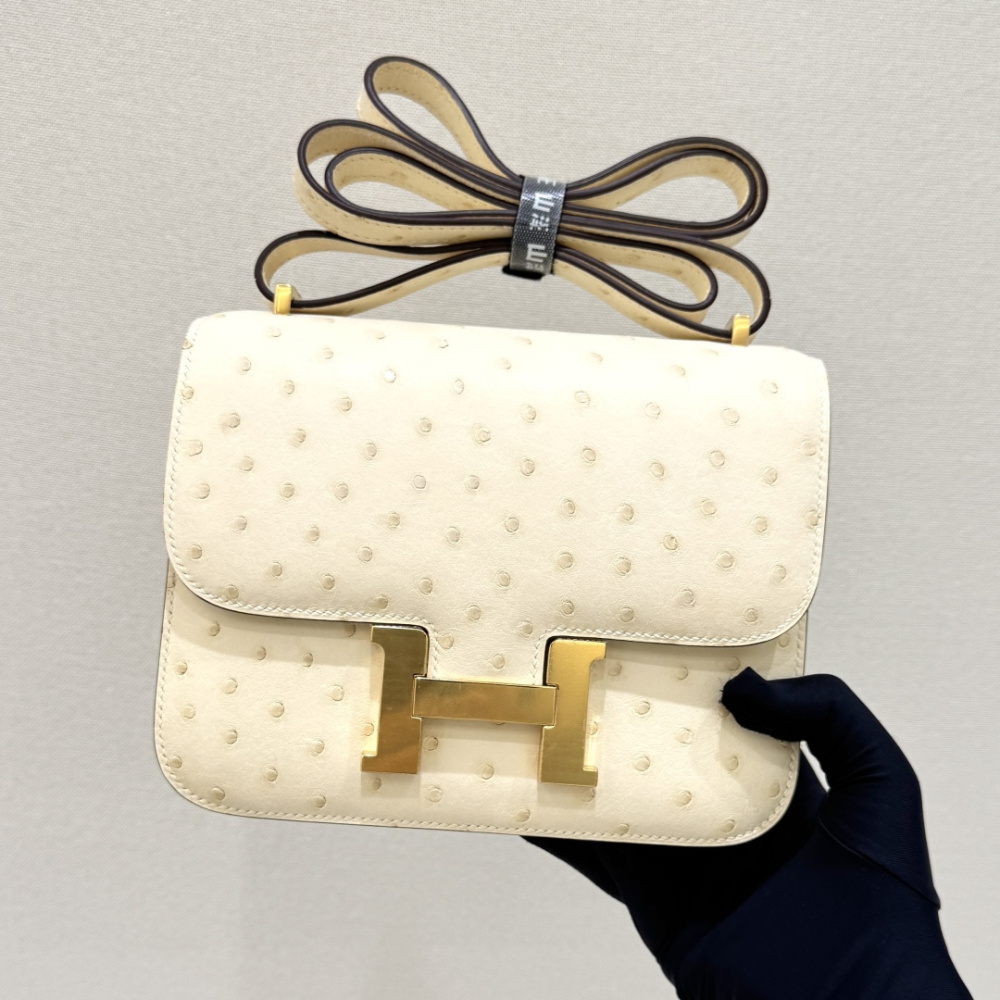 The Hermès Constance 19 handbag in ostrich leather—specifically in the Cream White / Wool White colorway paired with gold hardware—is one of the brand's iconic classics.