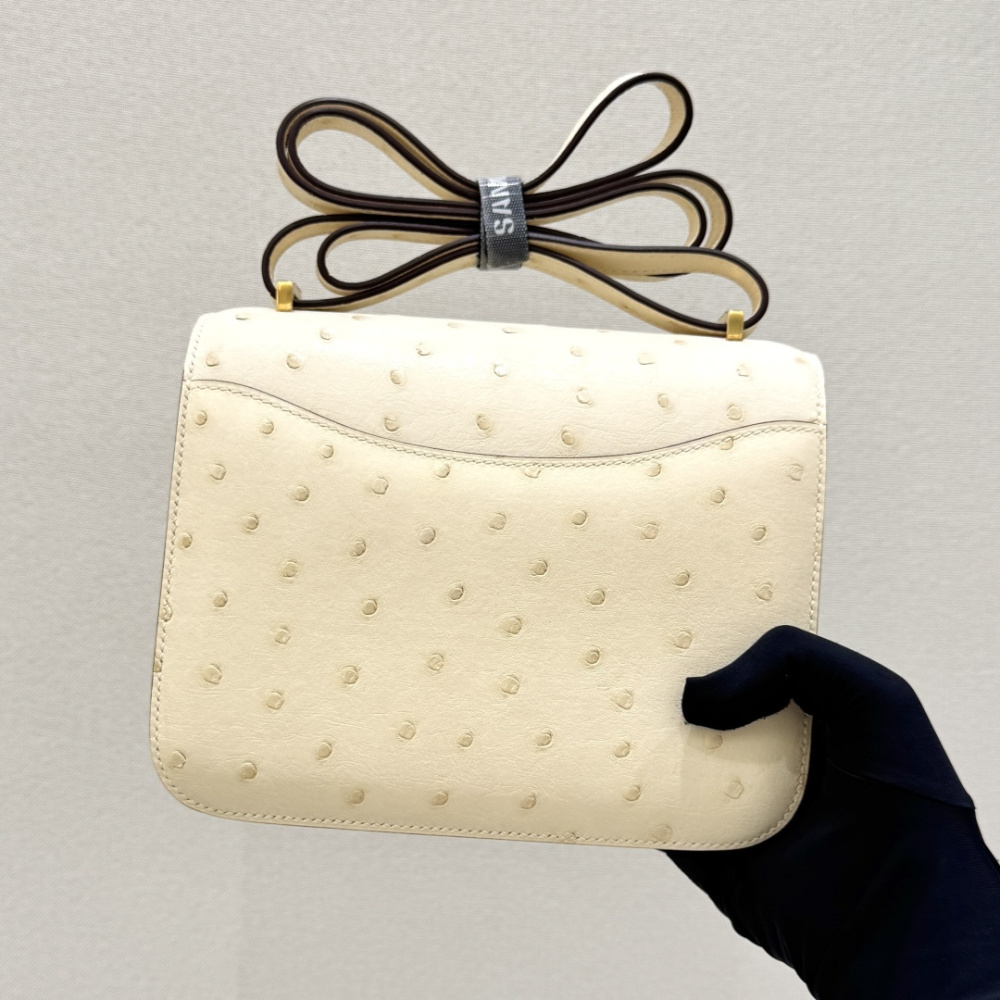 The Hermès Constance 19 handbag in ostrich leather—specifically in the Cream White / Wool White colorway paired with gold hardware—is one of the brand's iconic classics.