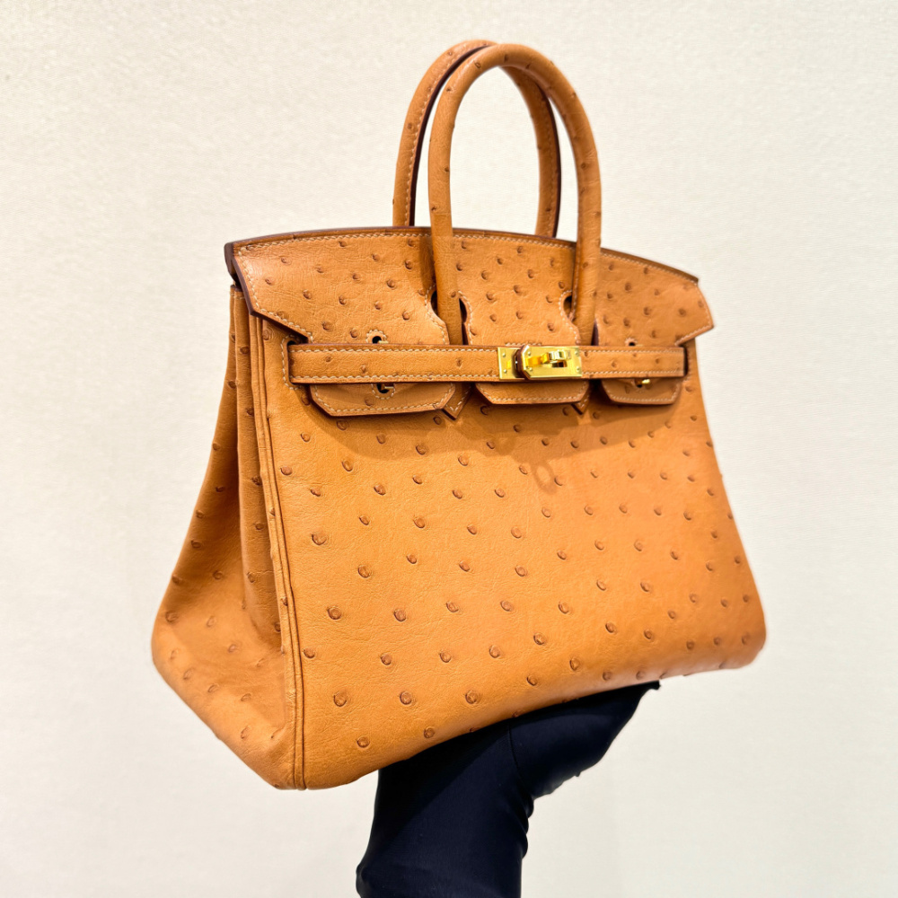 The Hermès Birkin 30 in Ostrich leather—featuring the classic Gold hue (also known as "Naturel" or "Honey") paired with gold hardware—stands as one of the most iconic and enduring "evergreen" models among Hermès' exotic skins.