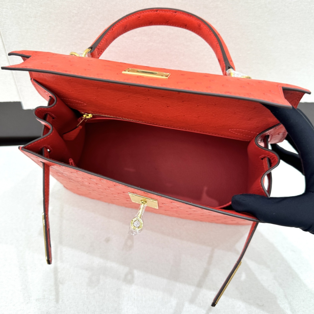 The Hermès Kelly 25 handbag in ostrich leather—featuring a striking orange-red hue (tomato red/flame red) paired with silver hardware—stands out as a highly vibrant, instantly recognizable, and sought-after model among Hermès' exotic leather offerings.