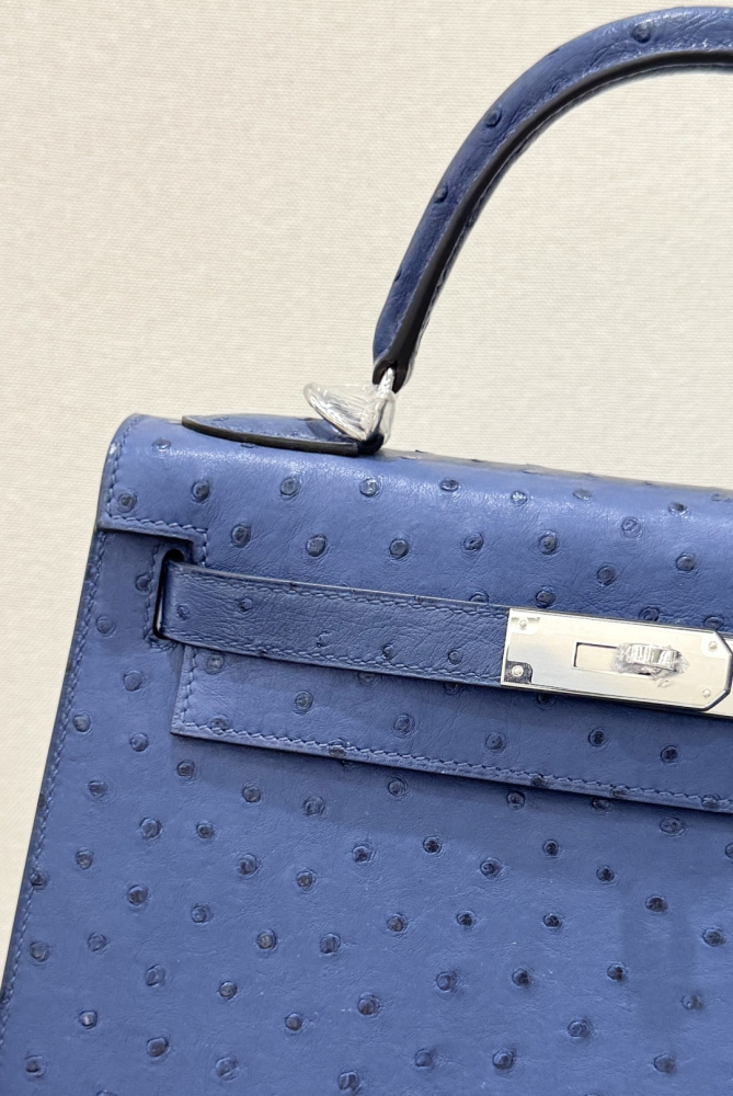 The Hermès Kelly 25 handbag in ostrich leather—featuring a fresh "Haze Blue" (also known as "Sailor Blue" or "Atlantic Blue") paired with silver hardware—stands as a quintessential example of the cool, sophisticated elegance characteristic of Hermès' exot