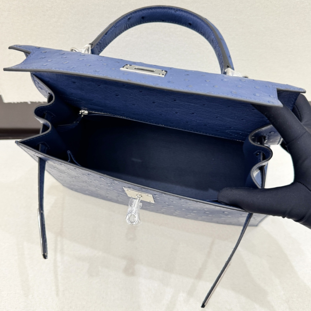The Hermès Kelly 25 handbag in ostrich leather—featuring a fresh "Haze Blue" (also known as "Sailor Blue" or "Atlantic Blue") paired with silver hardware—stands as a quintessential example of the cool, sophisticated elegance characteristic of Hermès' exot