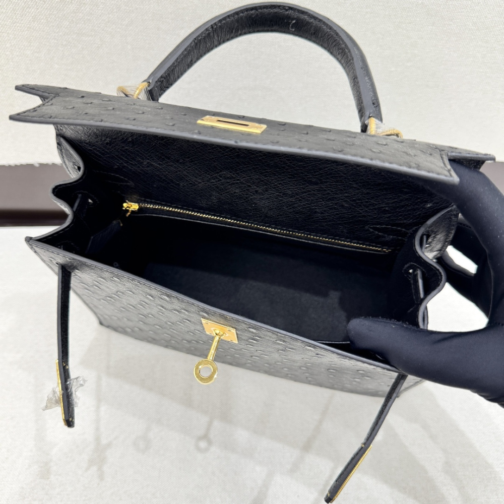 The Hermès Kelly 25 handbag in ostrich leather—featuring classic black paired with gold hardware—stands as one of the "hard currencies" among Hermès' exotic skins, offering a perfect blend of practicality and collectible value.