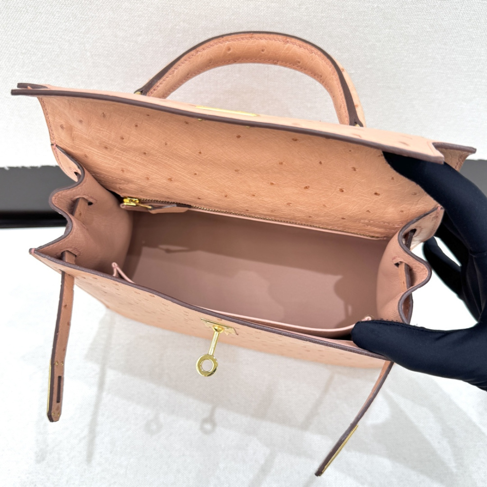 The Hermès Kelly 25 handbag in Ostrich leather—featuring a soft "Sakura Pink" hue (also known as "Nude Pink" or "Baby Pink") paired with gold hardware—is a highly sought-after model among Hermès exotic skins, perfectly blending a youthful, girlish charm w