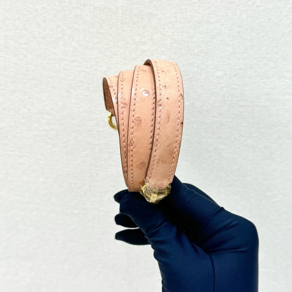 The Hermès Kelly 25 handbag in Ostrich leather—featuring a soft "Sakura Pink" hue (also known as "Nude Pink" or "Baby Pink") paired with gold hardware—is a highly sought-after model among Hermès exotic skins, perfectly blending a youthful, girlish charm w