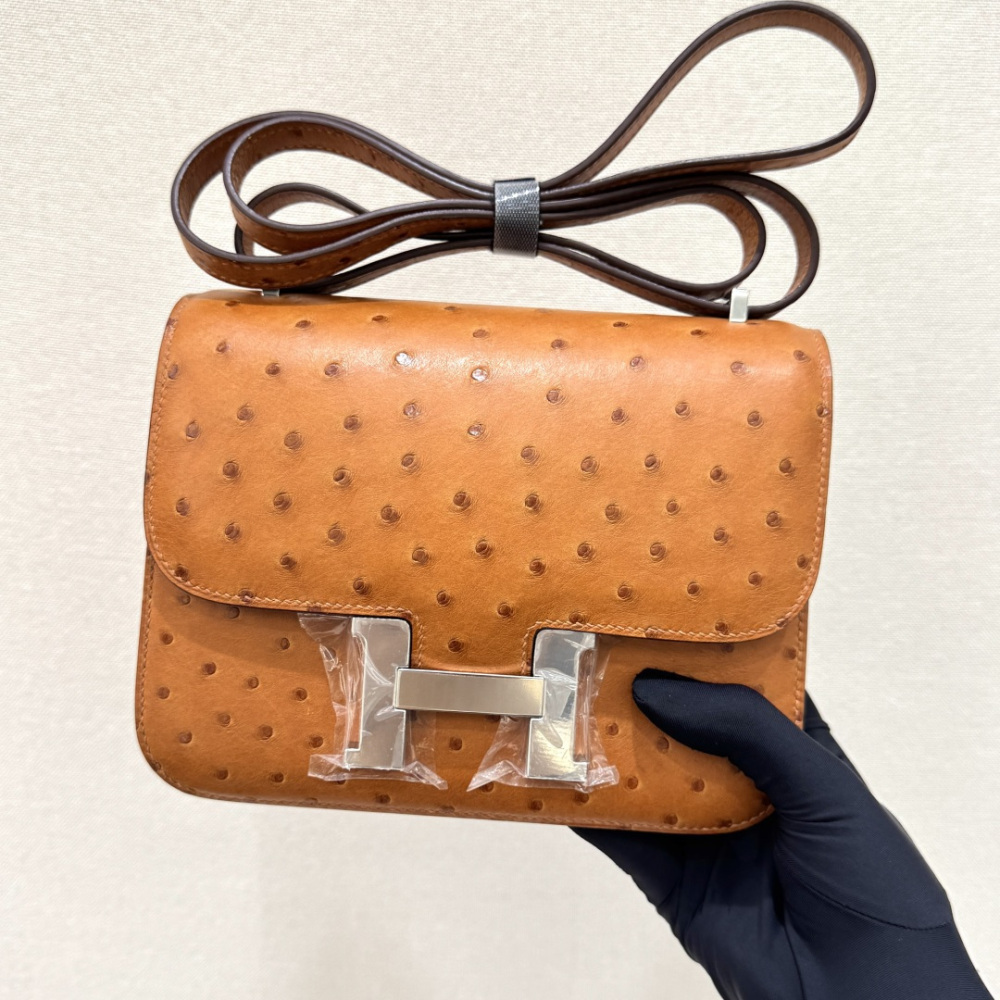 The Hermès Constance 19 handbag in ostrich leather—featuring the classic Gold (Natural/Caramel) hue paired with silver hardware—stands as a quintessential example among Hermès' exotic skins: understated yet enduringly elegant, and exuding an unmistakable