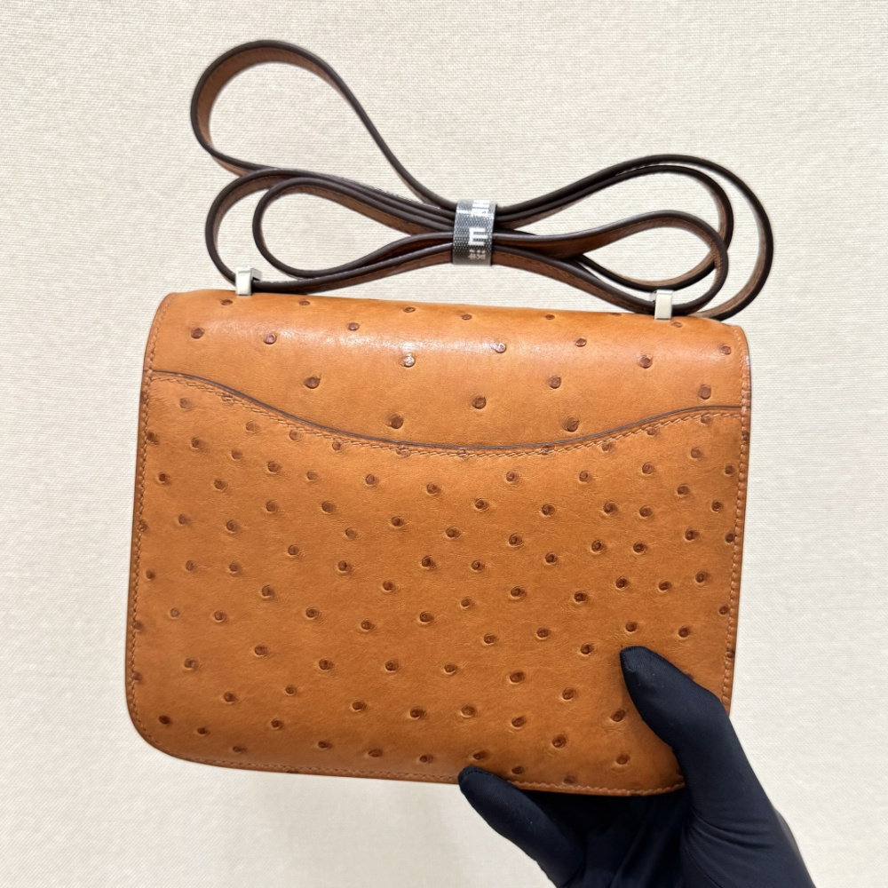 The Hermès Constance 19 handbag in ostrich leather—featuring the classic Gold (Natural/Caramel) hue paired with silver hardware—stands as a quintessential example among Hermès' exotic skins: understated yet enduringly elegant, and exuding an unmistakable