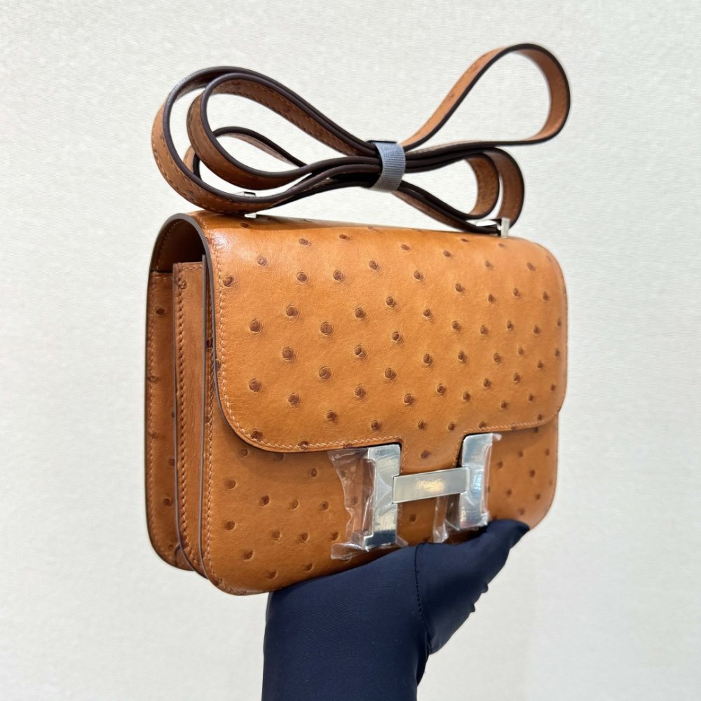 The Hermès Constance 19 handbag in ostrich leather—featuring the classic Gold (Natural/Caramel) hue paired with silver hardware—stands as a quintessential example among Hermès' exotic skins: understated yet enduringly elegant, and exuding an unmistakable