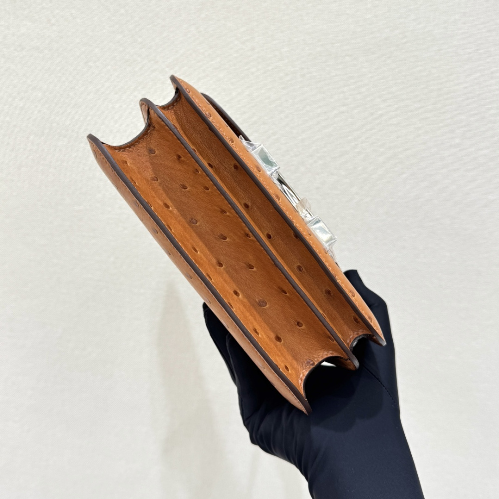 The Hermès Constance 19 handbag in ostrich leather—featuring the classic Gold (Natural/Caramel) hue paired with silver hardware—stands as a quintessential example among Hermès' exotic skins: understated yet enduringly elegant, and exuding an unmistakable