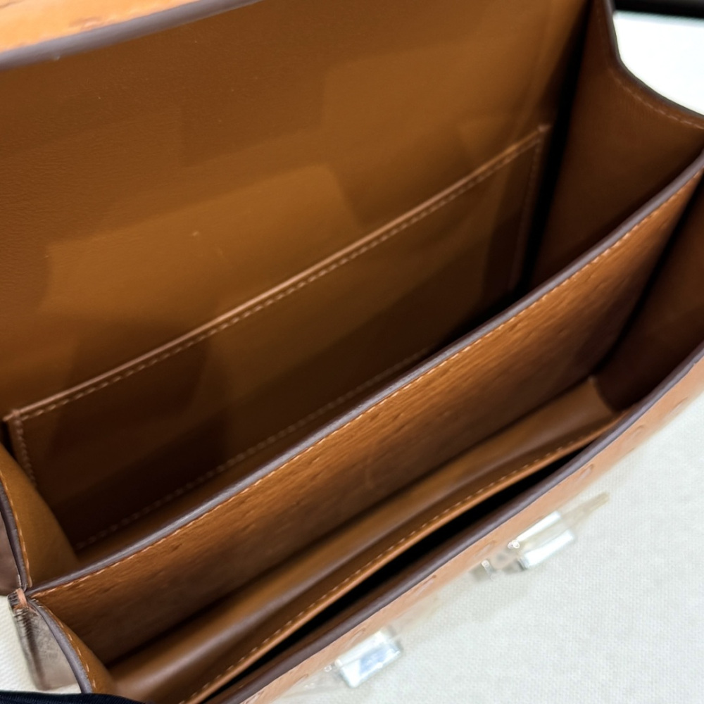 The Hermès Constance 19 handbag in ostrich leather—featuring the classic Gold (Natural/Caramel) hue paired with silver hardware—stands as a quintessential example among Hermès' exotic skins: understated yet enduringly elegant, and exuding an unmistakable