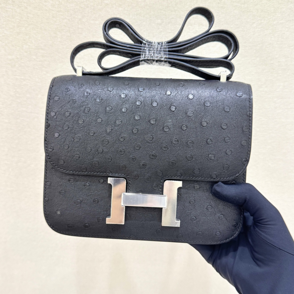 The Hermès Constance 19 handbag in ostrich leather—featuring classic black paired with silver hardware—stands as an understated yet highly recognizable icon within the brand's rare skins collection.