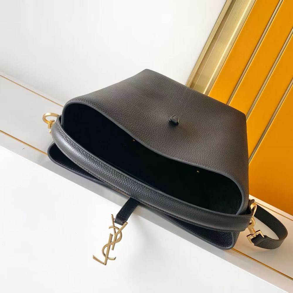 This is a bucket bag from Yves Saint Laurent (YSL), crafted in black grained leather with a gold-tone YSL logo hardware. It comes with a detachable pouch and strap, suitable for both hand-held and crossbody wear.