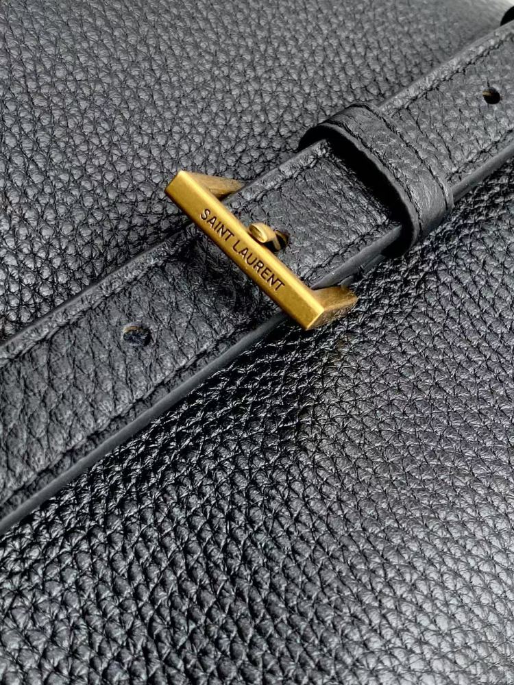 This is a small bucket bag from Yves Saint Laurent (YSL), crafted in black grained leather with a gold-tone YSL logo hardware. It comes with a detachable strap, suitable for both hand-held and crossbody wear.