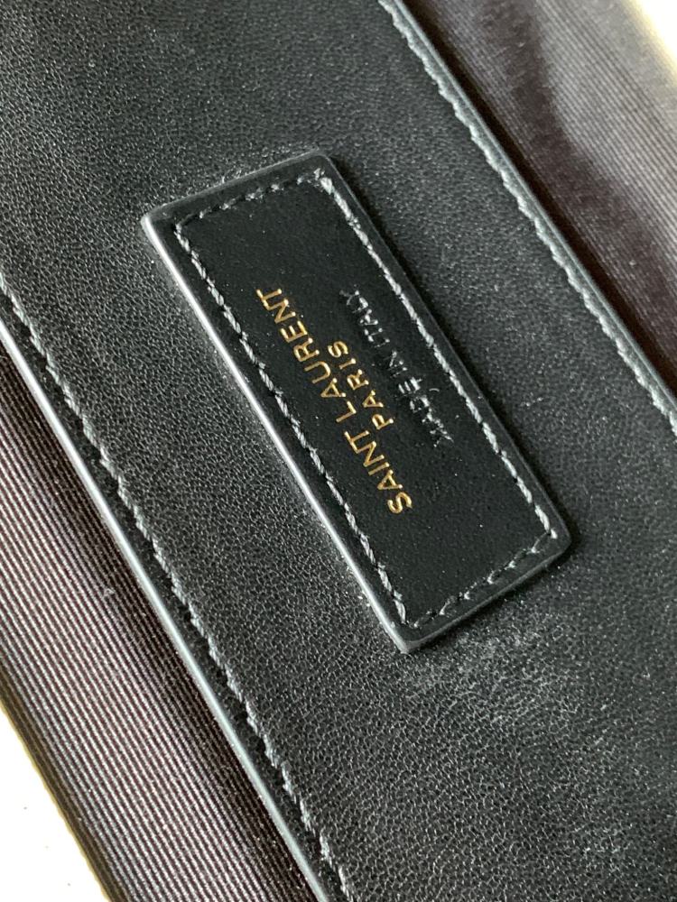 This is a quilted envelope bag from YSL, crafted in off-white caviar leather with a gold-tone logo and metal chain strap, suitable for shoulder or crossbody wear.