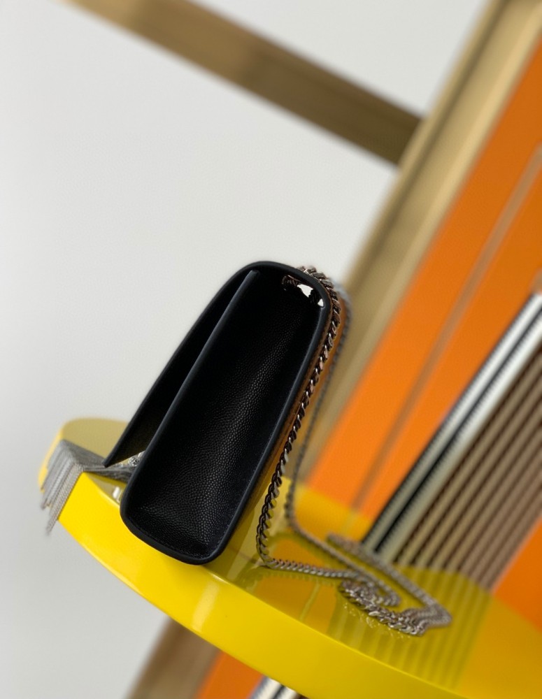 This is the YSL Kate tassel chain bag, made of black caviar leather with silver-tone logo and tassel, suitable for shoulder or crossbody wear.