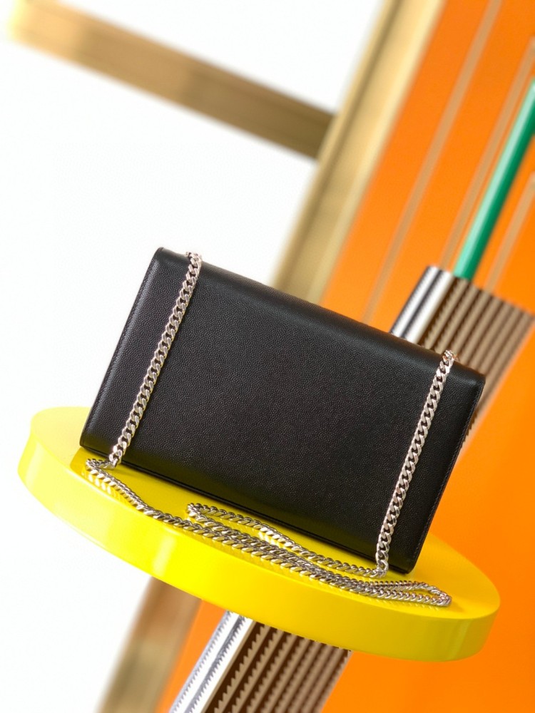 This is the YSL Kate tassel chain bag, made of black caviar leather with silver-tone logo and tassel, suitable for shoulder or crossbody wear.