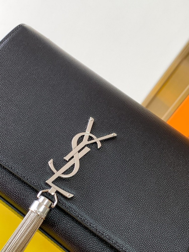This is the YSL Kate tassel chain bag, made of black caviar leather with silver-tone logo and tassel, suitable for shoulder or crossbody wear.