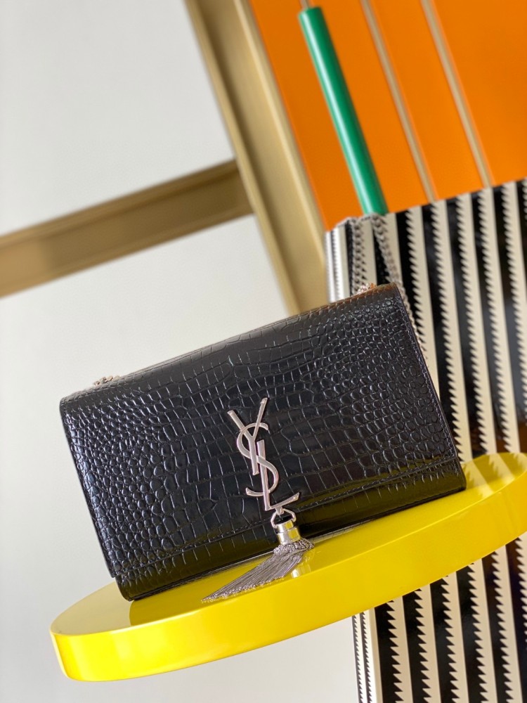 This is the YSL Kate tassel chain bag, made of black crocodile-embossed leather with silver-tone logo and tassel, suitable for shoulder or crossbody wear.