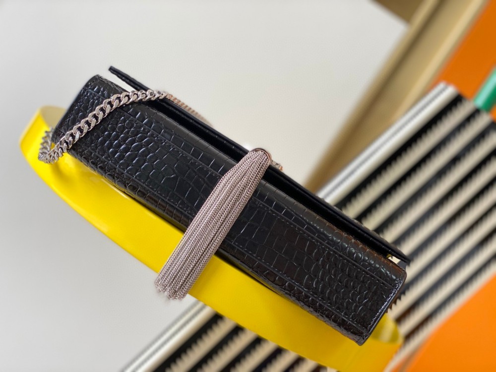This is the YSL Kate tassel chain bag, made of black crocodile-embossed leather with silver-tone logo and tassel, suitable for shoulder or crossbody wear.