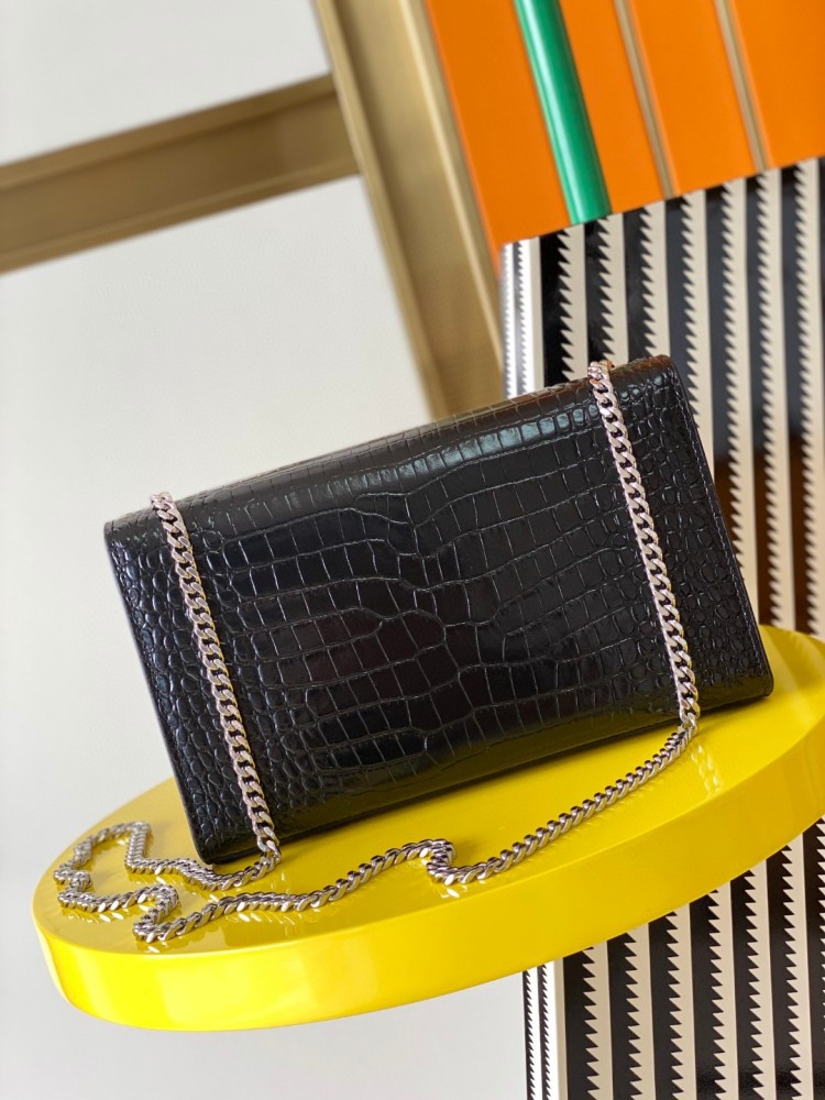 This is the YSL Kate tassel chain bag, made of black crocodile-embossed leather with silver-tone logo and tassel, suitable for shoulder or crossbody wear.
