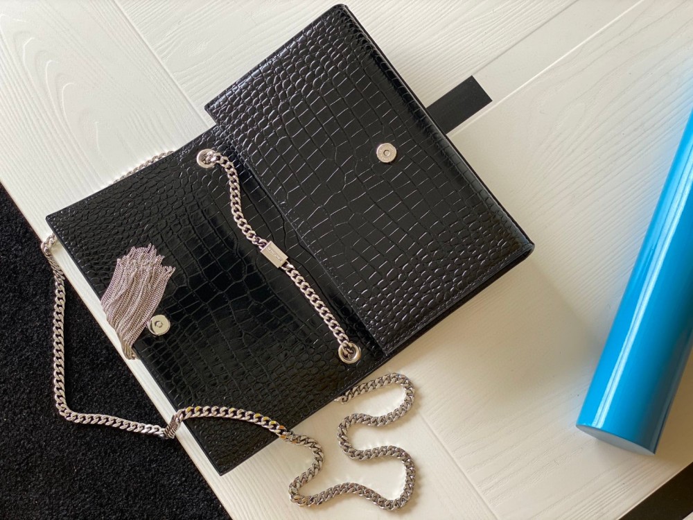 This is the YSL Kate tassel chain bag, made of black crocodile-embossed leather with silver-tone logo and tassel, suitable for shoulder or crossbody wear.