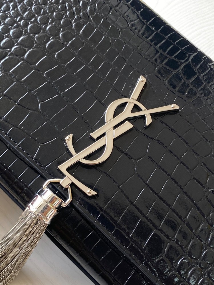 This is the YSL Kate tassel chain bag, made of black crocodile-embossed leather with silver-tone logo and tassel, suitable for shoulder or crossbody wear.