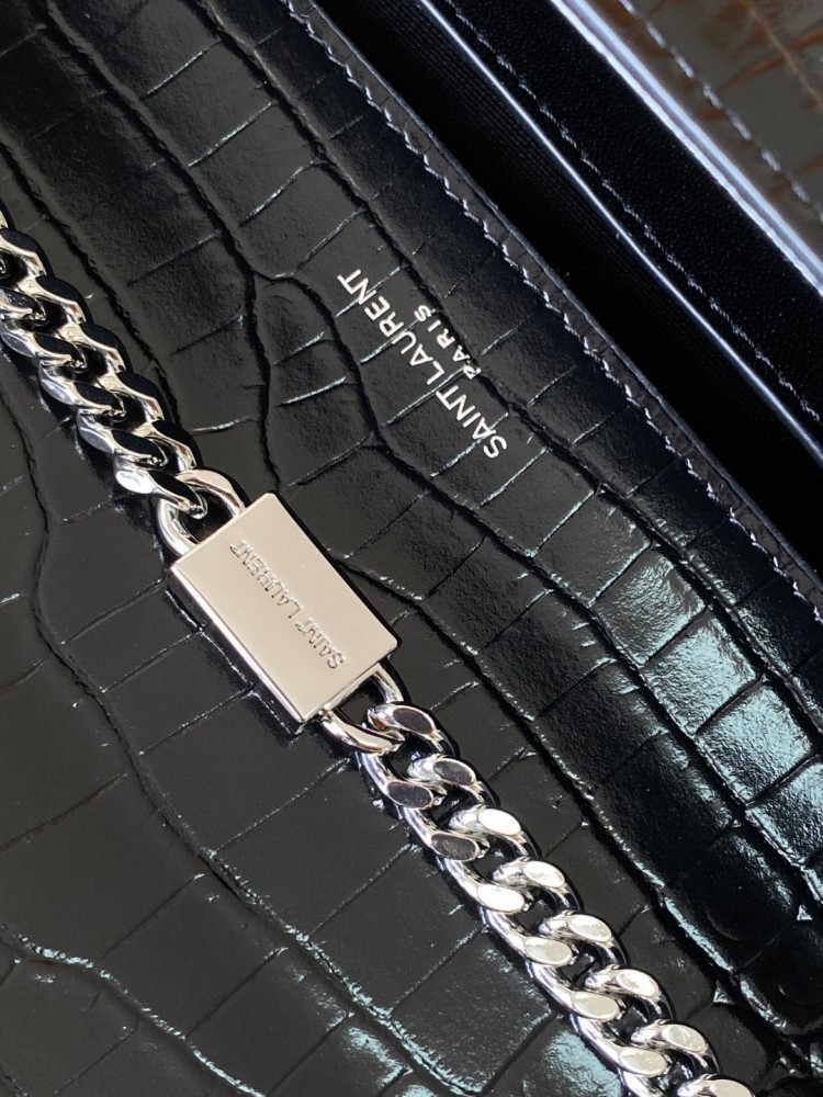 This is the YSL Kate tassel chain bag, made of black crocodile-embossed leather with silver-tone logo and tassel, suitable for shoulder or crossbody wear.