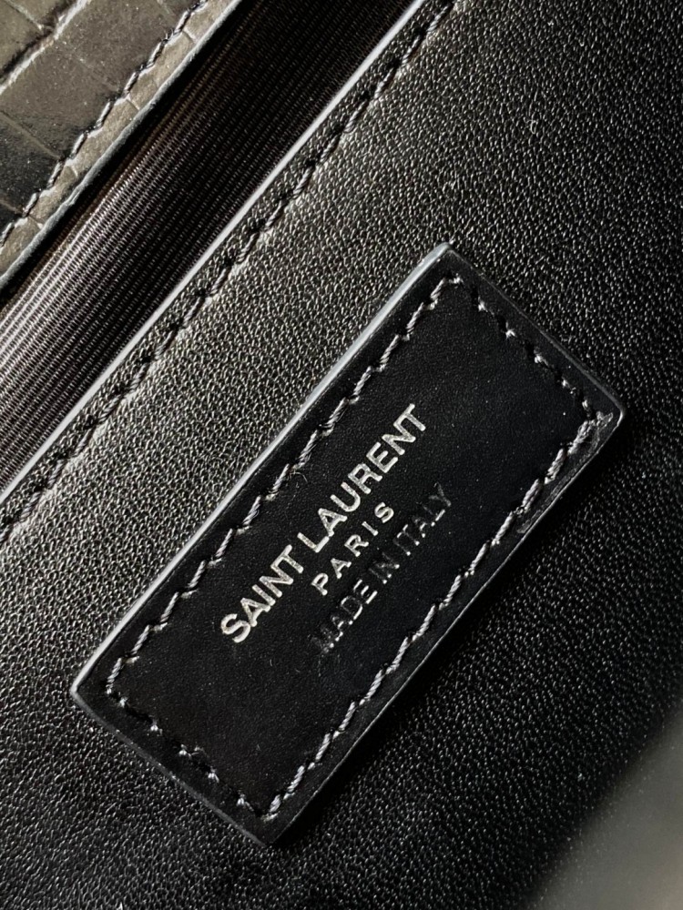 This is the YSL Kate tassel chain bag, made of black crocodile-embossed leather with silver-tone logo and tassel, suitable for shoulder or crossbody wear.
