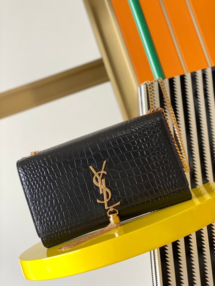 This is the YSL Kate tassel chain bag, made of black crocodile-embossed leather with gold-tone logo and tassel, suitable for shoulder or crossbody wear.