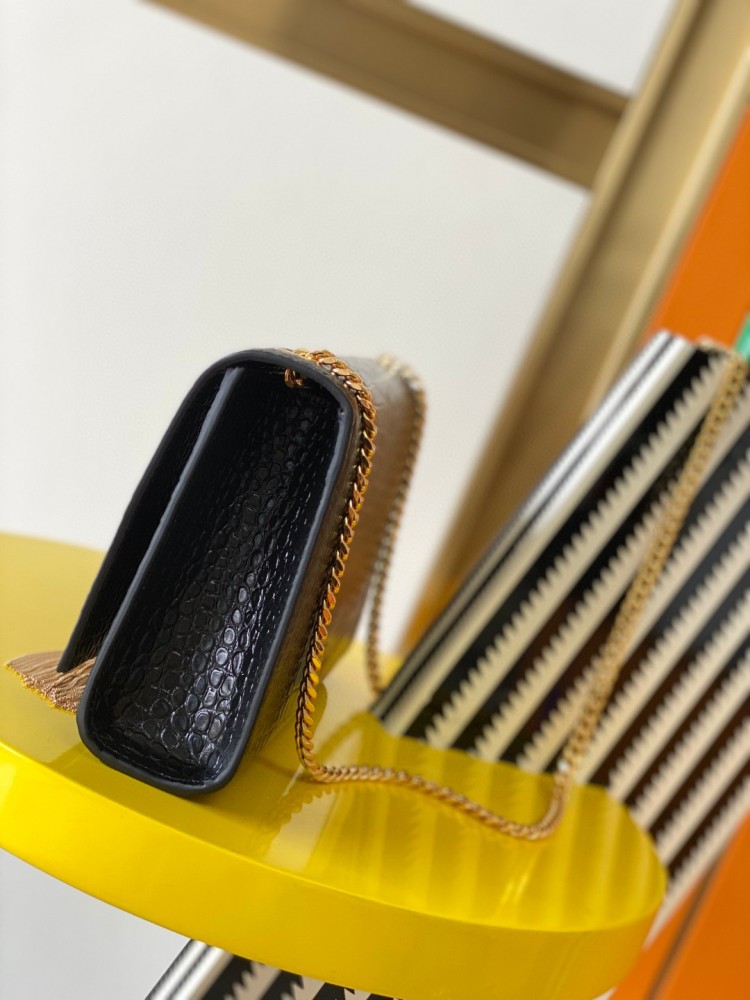 This is the YSL Kate tassel chain bag, made of black crocodile-embossed leather with gold-tone logo and tassel, suitable for shoulder or crossbody wear.