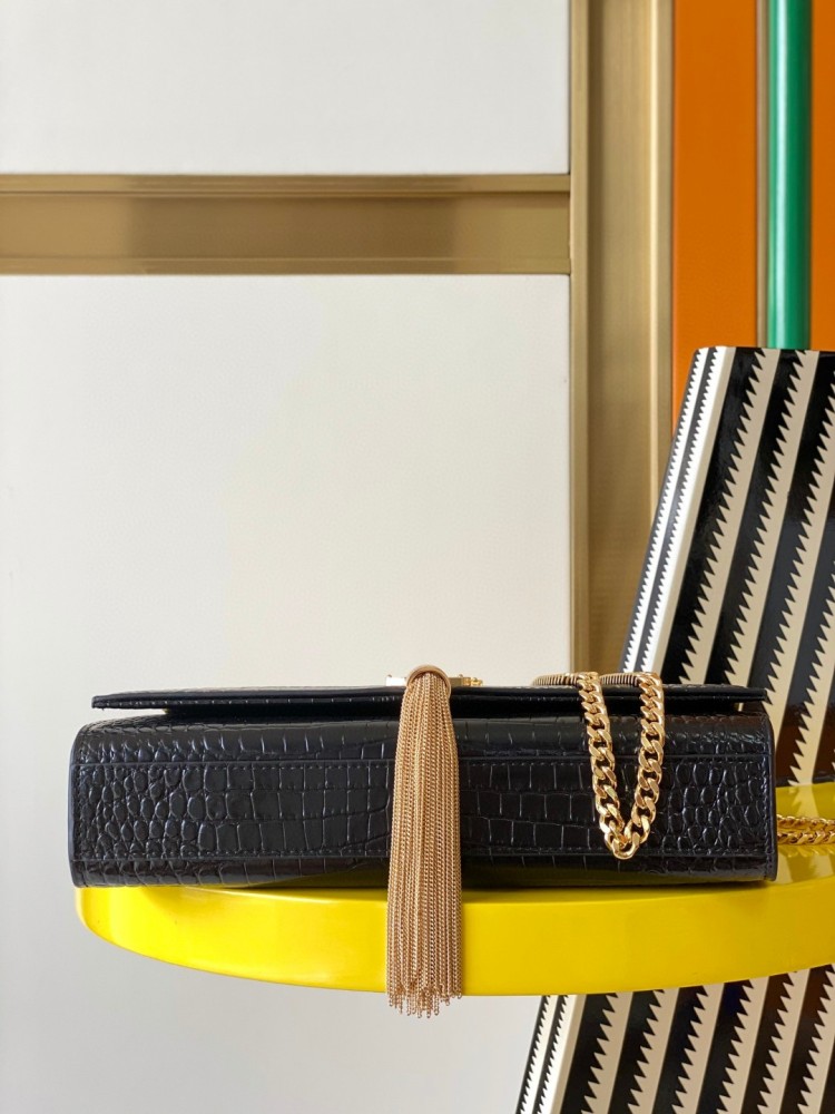 This is the YSL Kate tassel chain bag, made of black crocodile-embossed leather with gold-tone logo and tassel, suitable for shoulder or crossbody wear.