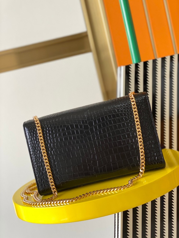 This is the YSL Kate tassel chain bag, made of black crocodile-embossed leather with gold-tone logo and tassel, suitable for shoulder or crossbody wear.