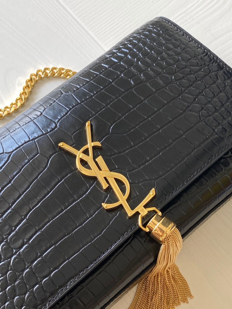 This is the YSL Kate tassel chain bag, made of black crocodile-embossed leather with gold-tone logo and tassel, suitable for shoulder or crossbody wear.
