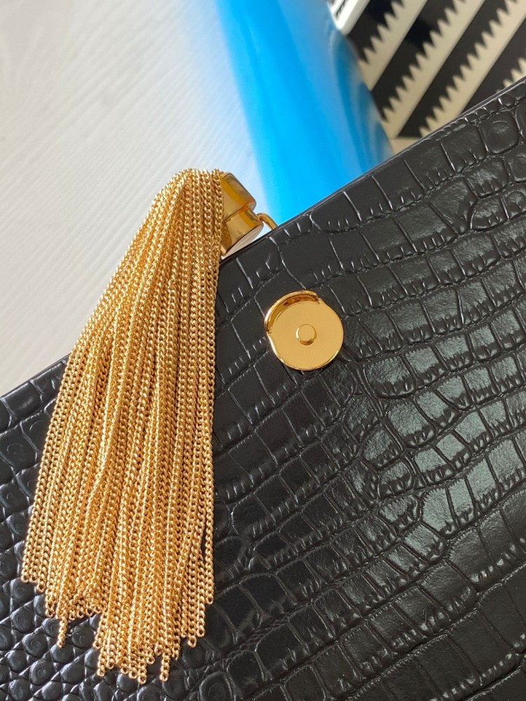 This is the YSL Kate tassel chain bag, made of black crocodile-embossed leather with gold-tone logo and tassel, suitable for shoulder or crossbody wear.