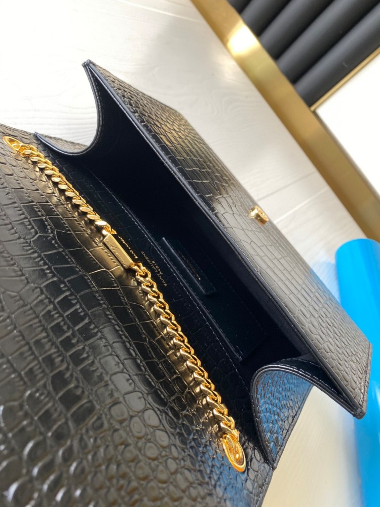 This is the YSL Kate tassel chain bag, made of black crocodile-embossed leather with gold-tone logo and tassel, suitable for shoulder or crossbody wear.