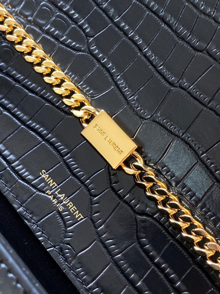 This is the YSL Kate tassel chain bag, made of black crocodile-embossed leather with gold-tone logo and tassel, suitable for shoulder or crossbody wear.
