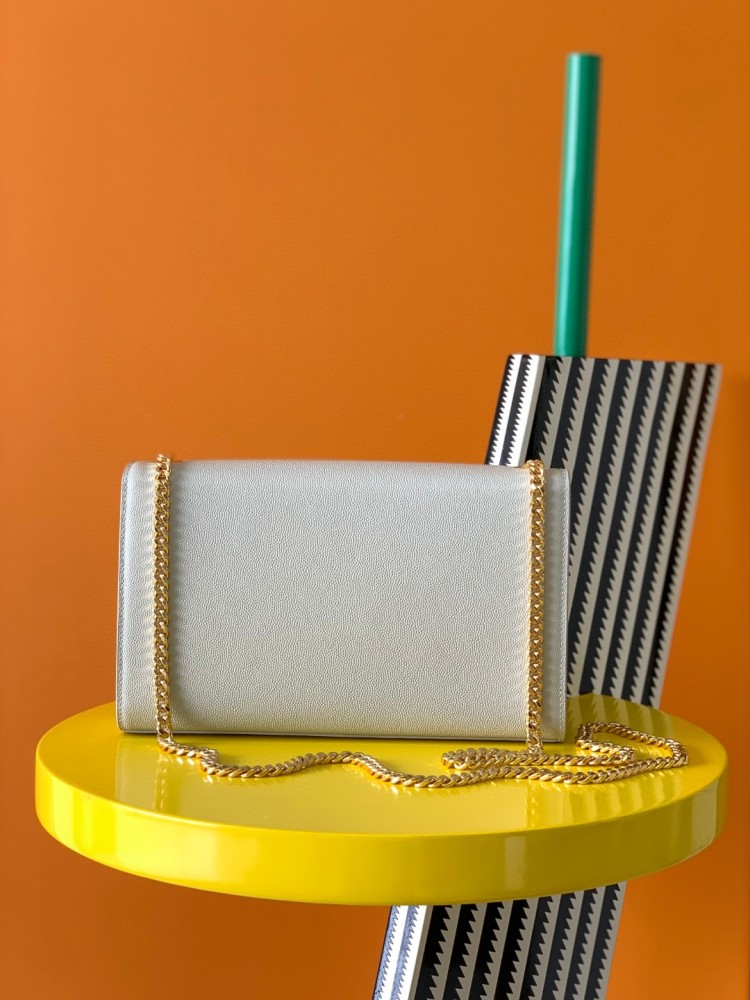This is the YSL Kate chain bag, made of white caviar leather with gold-tone logo and chain, suitable for shoulder or crossbody wear.