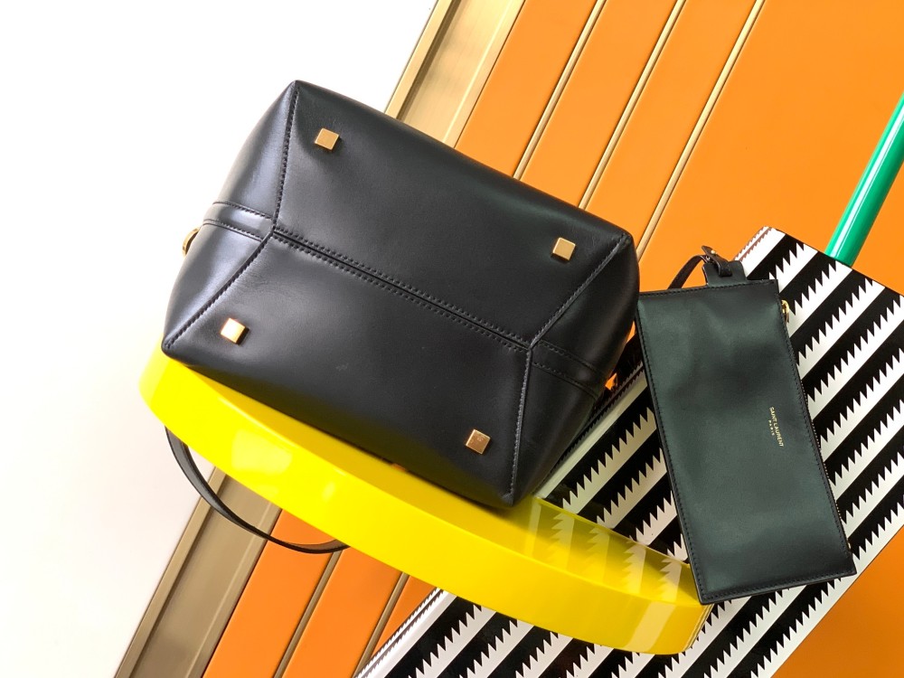 This is a classic shoulder bag from the YSL (Yves Saint Laurent) Kate collection. It is crafted from black pebbled leather, paired with the iconic gold-tone YSL logo and a gold-tone metal chain.