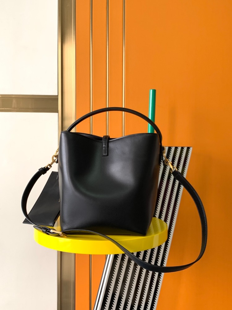 This is a classic shoulder bag from the YSL (Yves Saint Laurent) Kate collection. It is crafted from black pebbled leather, paired with the iconic gold-tone YSL logo and a gold-tone metal chain.