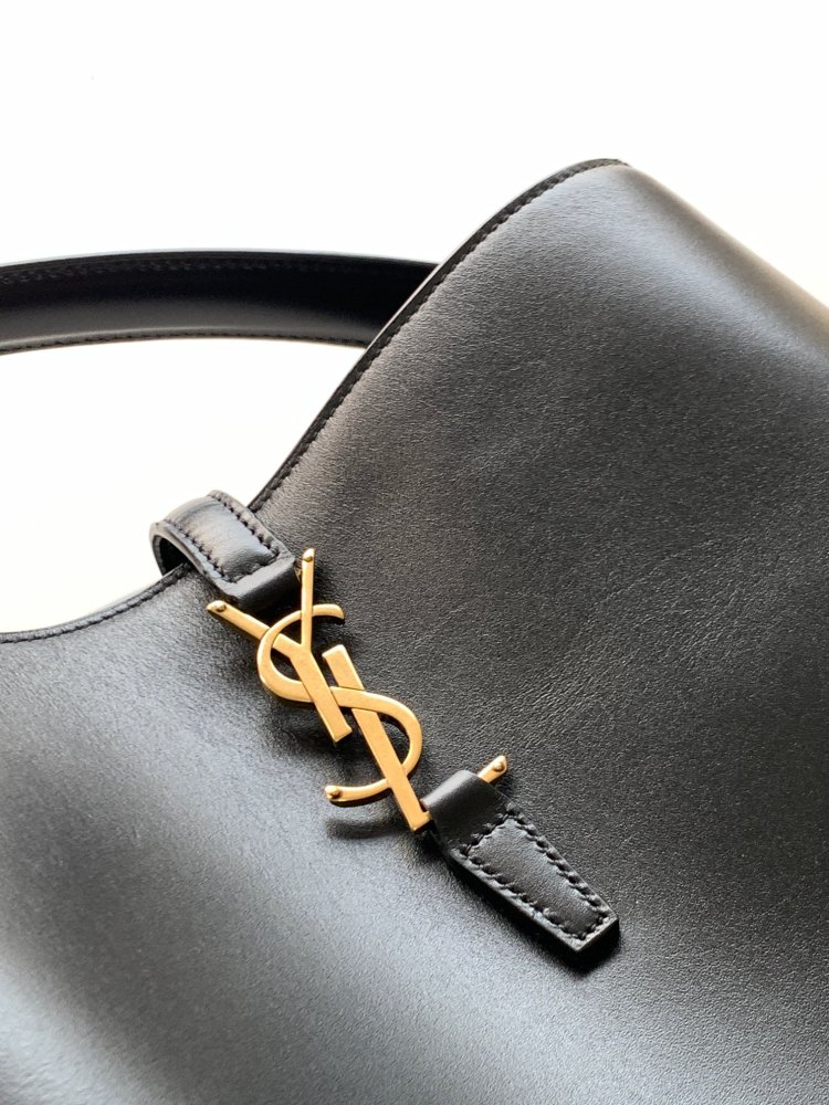 This is a classic shoulder bag from the YSL (Yves Saint Laurent) Kate collection. It is crafted from black pebbled leather, paired with the iconic gold-tone YSL logo and a gold-tone metal chain.
