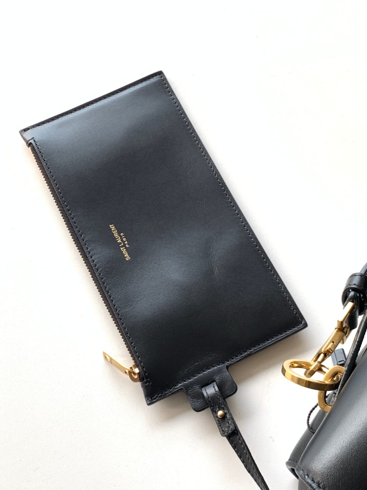 This is a classic shoulder bag from the YSL (Yves Saint Laurent) Kate collection. It is crafted from black pebbled leather, paired with the iconic gold-tone YSL logo and a gold-tone metal chain.