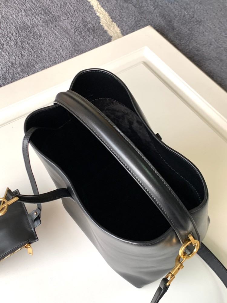 This is a classic shoulder bag from the YSL (Yves Saint Laurent) Kate collection. It is crafted from black pebbled leather, paired with the iconic gold-tone YSL logo and a gold-tone metal chain.