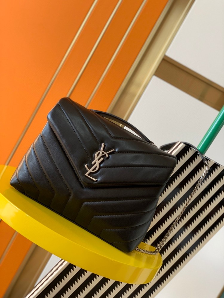 This is a classic quilted bag from the YSL (Yves Saint Laurent) Loulou collection, crafted with black lambskin leather and the iconic metal YSL logo, boasting a minimalist yet sophisticated style suitable for various daily and formal occasions.