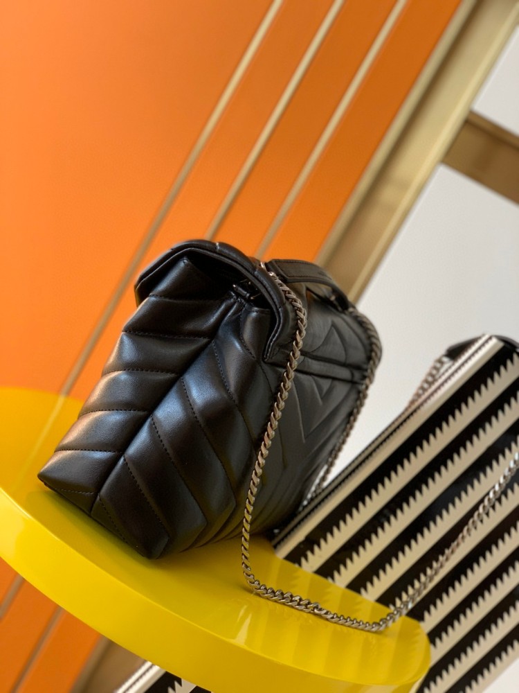 This is a classic quilted bag from the YSL (Yves Saint Laurent) Loulou collection, crafted with black lambskin leather and the iconic metal YSL logo, boasting a minimalist yet sophisticated style suitable for various daily and formal occasions.