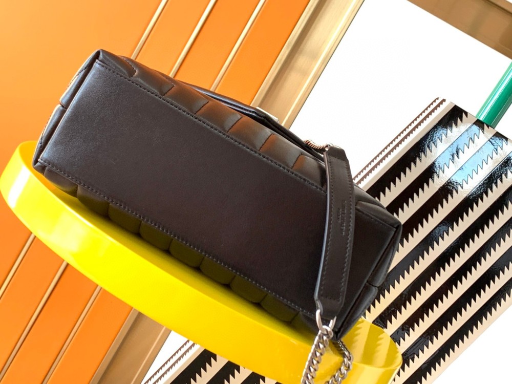 This is a classic quilted bag from the YSL (Yves Saint Laurent) Loulou collection, crafted with black lambskin leather and the iconic metal YSL logo, boasting a minimalist yet sophisticated style suitable for various daily and formal occasions.