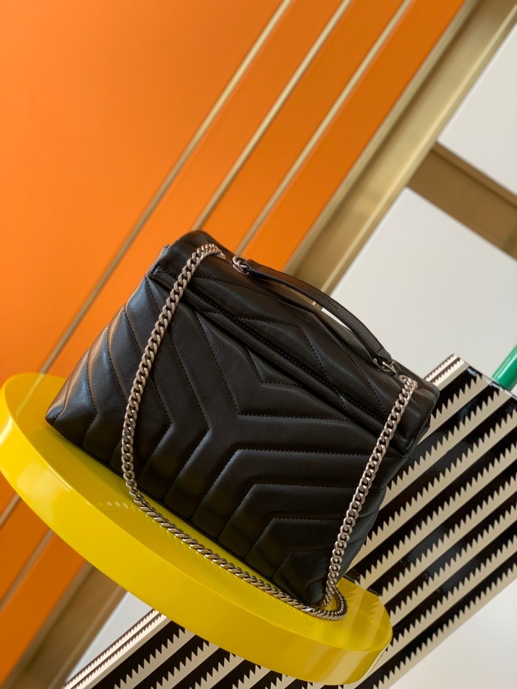 This is a classic quilted bag from the YSL (Yves Saint Laurent) Loulou collection, crafted with black lambskin leather and the iconic metal YSL logo, boasting a minimalist yet sophisticated style suitable for various daily and formal occasions.