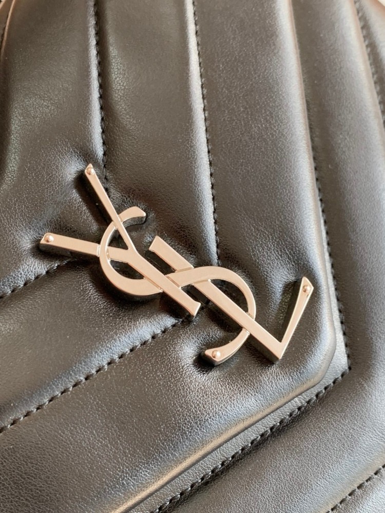This is a classic quilted bag from the YSL (Yves Saint Laurent) Loulou collection, crafted with black lambskin leather and the iconic metal YSL logo, boasting a minimalist yet sophisticated style suitable for various daily and formal occasions.