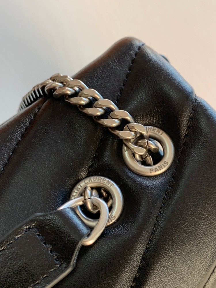 This is a classic quilted bag from the YSL (Yves Saint Laurent) Loulou collection, crafted with black lambskin leather and the iconic metal YSL logo, boasting a minimalist yet sophisticated style suitable for various daily and formal occasions.