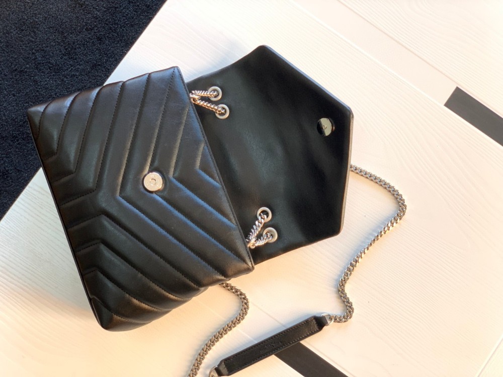 This is a classic quilted bag from the YSL (Yves Saint Laurent) Loulou collection, crafted with black lambskin leather and the iconic metal YSL logo, boasting a minimalist yet sophisticated style suitable for various daily and formal occasions.